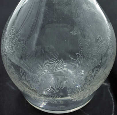 Графин с узором в виде полевых цветов